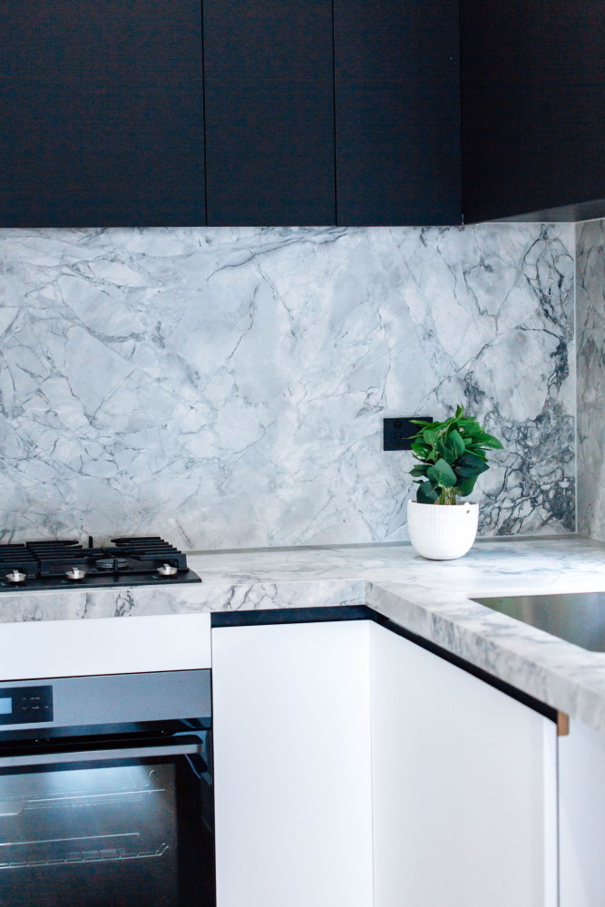 Stone porcelain kitchen splasback superwhite vasari italian surfaces